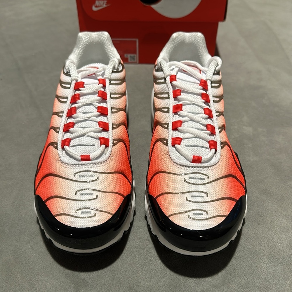 Brand New in Box Nike Air Max Plus GS in Boys Sizes. White/Lt Crimson/Black F32 - Picture 3 of 5